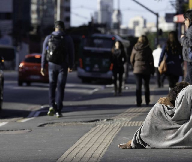 População de moradores de rua cresce 31% em São Paulo na pandemia