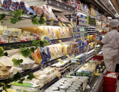 Supermercados reduzem estoques, e há menos ovos e leite nas prateleiras