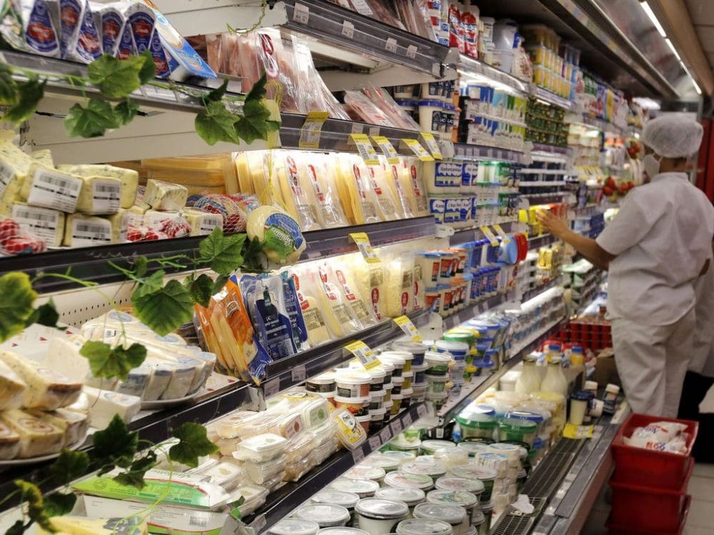 Supermercados reduzem estoques, e há menos ovos e leite nas prateleiras