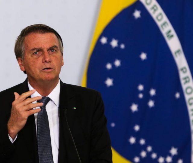 Se tiver que trocar, eu troco, diz Bolsonaro sobre presidente da Petrobras