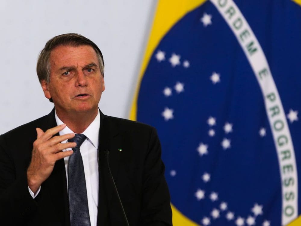 Bolsonaro diz que vai acionar Justiça para baixar preço dos combustíveis