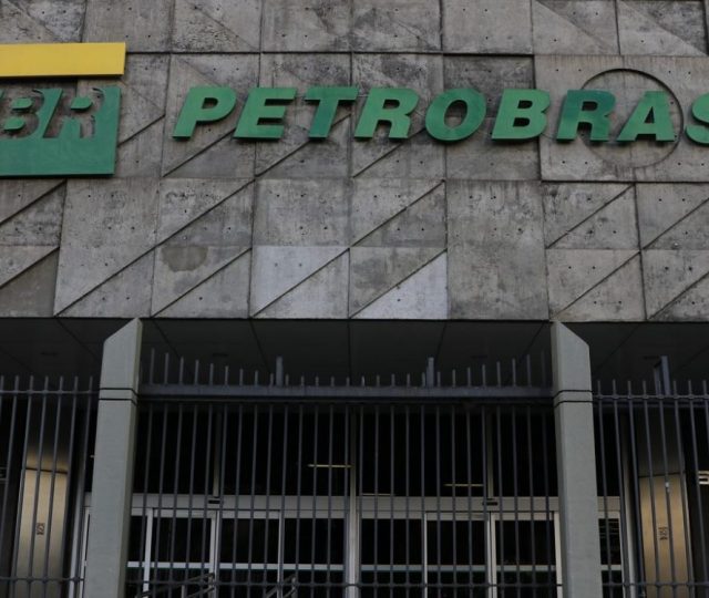 Pressionada, Petrobras já discute com governo reduzir preço dos combustíveis