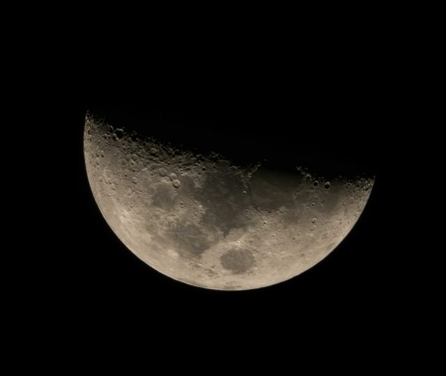 Lado escuro da Lua pode ser totalmente diferente do que vemos no céu, diz estudo