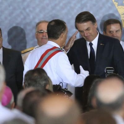 Marinha compra livros cristãos para “educação religiosa” a militares