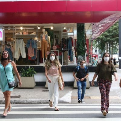 Brasil registra 380 mortes por Covid em um único dia e média móvel chega a 242