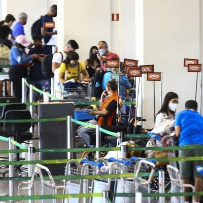 Anvisa mantém obrigatório o uso de máscara em voos e aeroportos