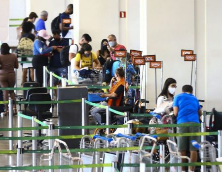 Anvisa mantém obrigatório o uso de máscara em voos e aeroportos