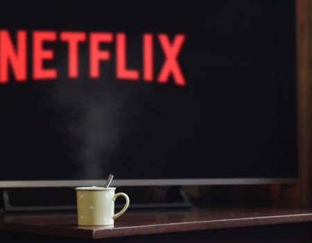 Netflix tem 1ª queda de assinantes em uma década e projeta mais perdas
