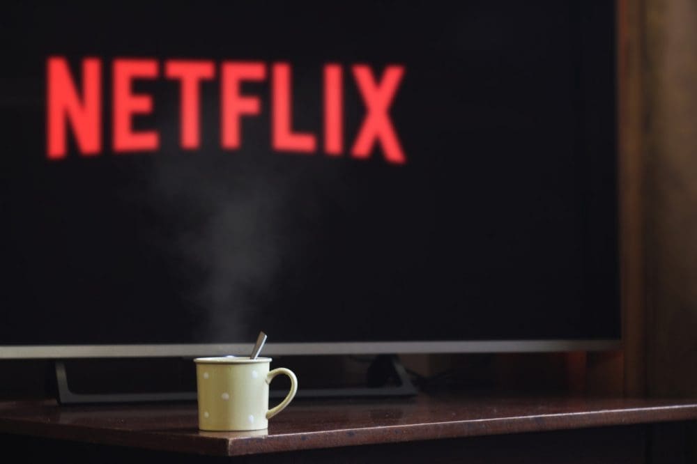 Netflix tem 1ª queda de assinantes em uma década e projeta mais perdas