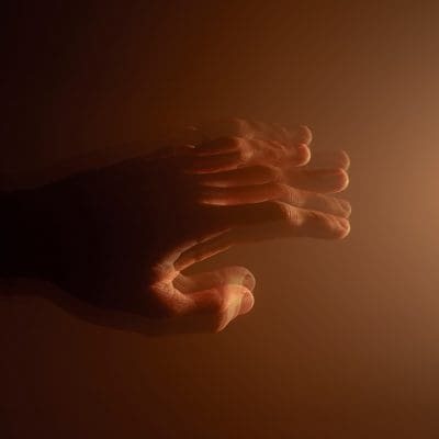 Parkinson pode ser causado por falha na comunicação entre neurônios, diz estudo inédito