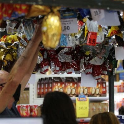 Com o ovo de Páscoa até 40% mais caro, brasileiro reduz compras de chocolates