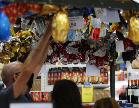 Com o ovo de Páscoa até 40% mais caro, brasileiro reduz compras de chocolates