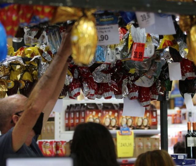 FGV revela que confiança do consumidor brasileiro caiu em abril: entenda os motivos