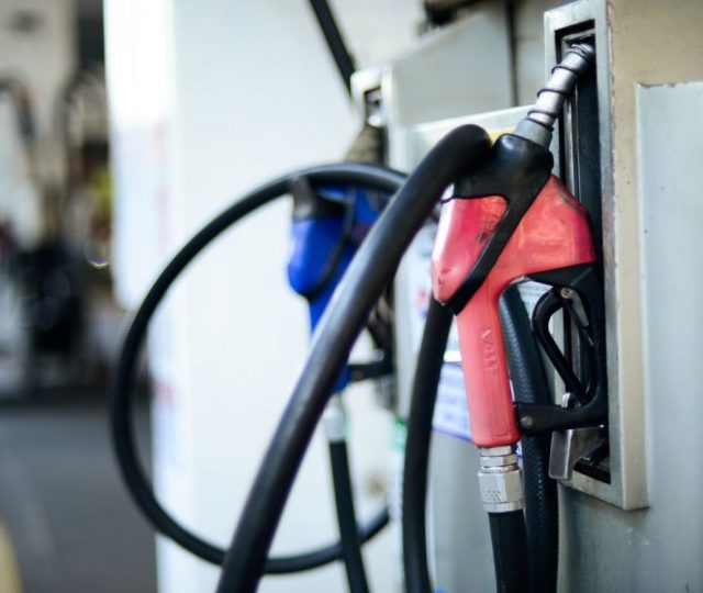 Gasolina cai pela quarta semana e já está abaixo de R$ 6 por litro