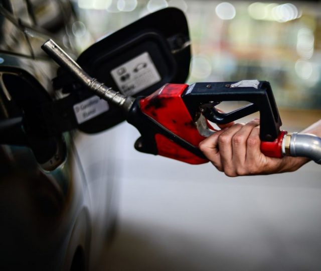 Preço da gasolina sobe pela terceira semana seguida nos postos, diz ANP