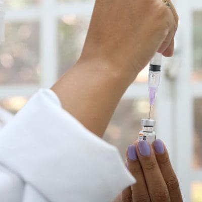 Os benefícios da vacinação contra a poliomielite e os riscos dos movimentos antivacinas
