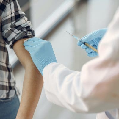 Dose única contra HPV protege significativamente contra câncer do colo do útero, diz OMS