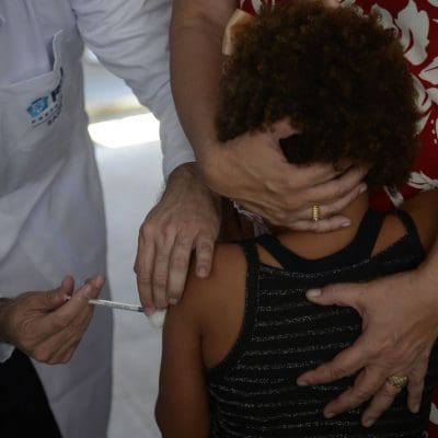 Infectologista afirma que a Covid é a principal causa de morte infantil no Brasil nos últimos dois anos