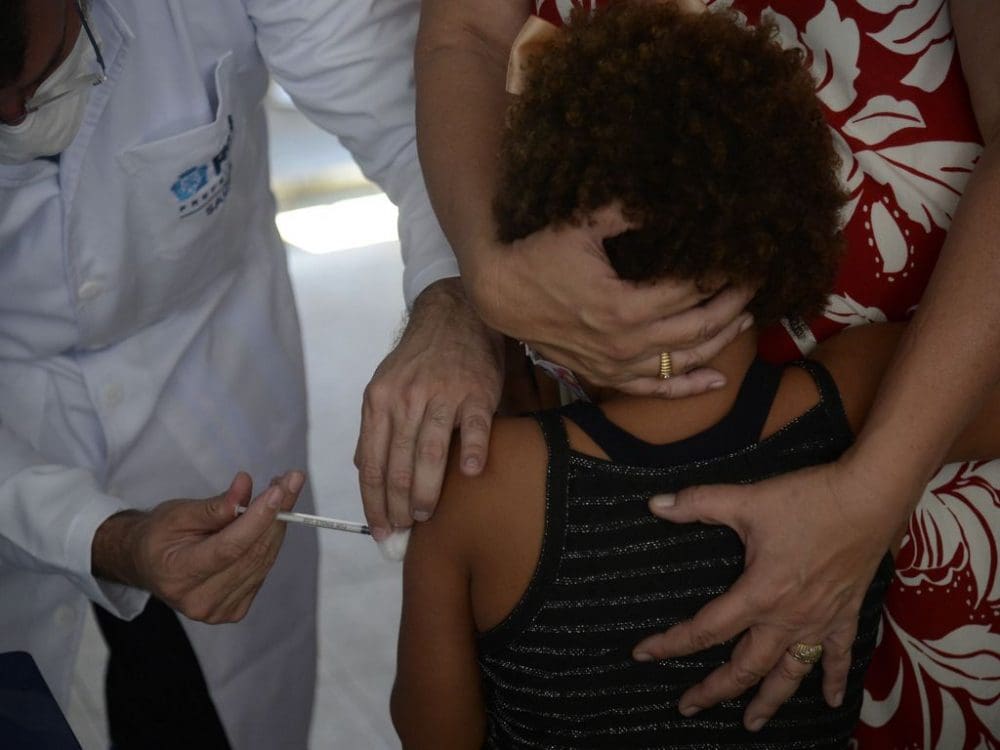 Infectologista afirma que a Covid é a principal causa de morte infantil no Brasil nos últimos dois anos
