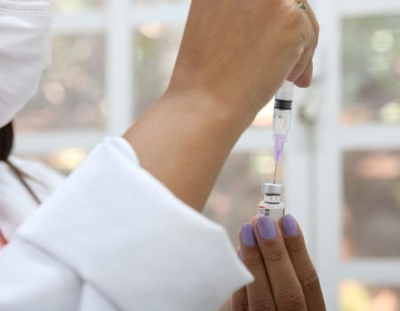 Os benefícios da vacinação contra a poliomielite e os riscos dos movimentos antivacinas