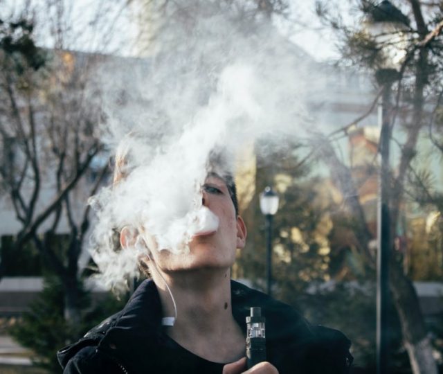 É como fumar 20 cigarros por dia: os riscos dos cigarros eletrônicos que viraram moda entre jovens e adolescentes