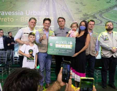 Mais de 1,3 milhão de famílias esperam Auxílio Brasil