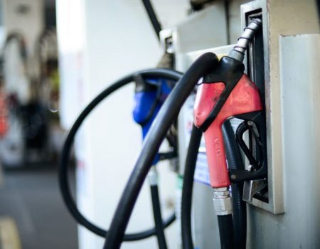 Gasolina cai pela quarta semana e já está abaixo de R$ 6 por litro