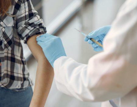 Dose única contra HPV protege significativamente contra câncer do colo do útero, diz OMS