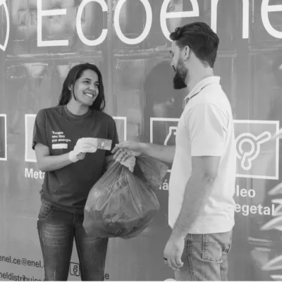 Concessionária dá desconto na conta de luz em troca de materiais recicláveis