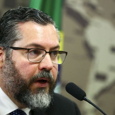 Farra do caminhão de lixo é velha política e pode custar reeleição de Bolsonaro, diz Ernesto Araújo