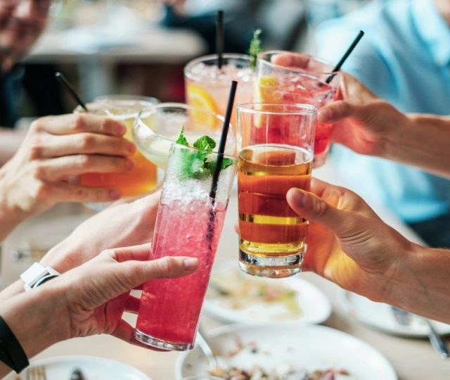Consumo excessivo de álcool pode levar a uma epidemia de doença hepática, alerta estudo