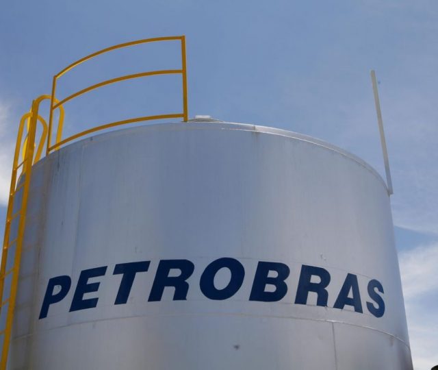 Petrobras anuncia redução de 4,92% no preço médio da gasolina