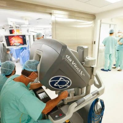 Robô de R$ 7 milhões chega a hospital municipal de SP para cirurgia bariátrica e de câncer