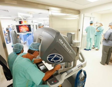 Robô de R$ 7 milhões chega a hospital municipal de SP para cirurgia bariátrica e de câncer