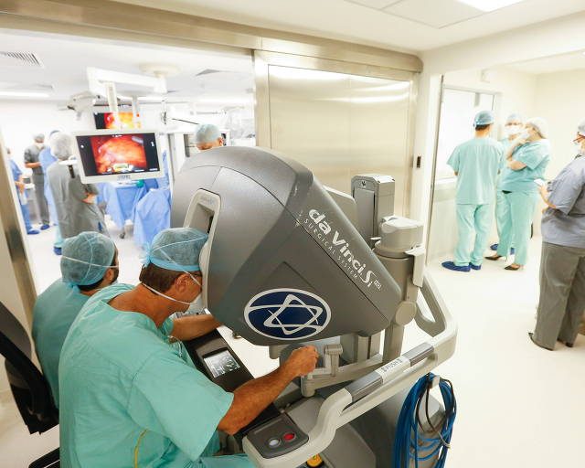 Robô de R$ 7 milhões chega a hospital municipal de SP para cirurgia bariátrica e de câncer
