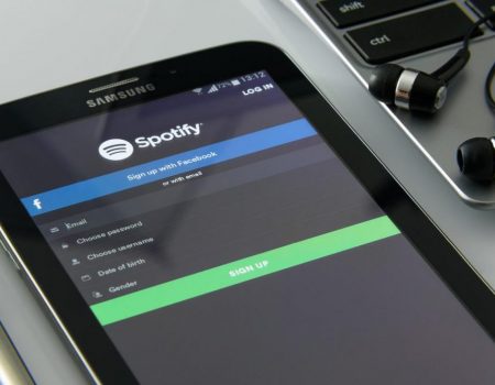 TSE fecha parceria com o Spotify para combater notícias falsas