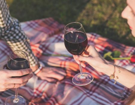 Beber vinho antes de dormir pode ajudar a emagrecer?