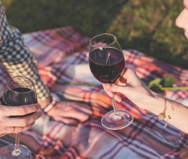 Beber vinho antes de dormir pode ajudar a emagrecer?