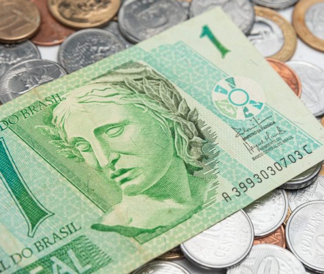 Salário mínimo sobe para R$ 1.320 e isenção do IR aumenta para R$ 2.112