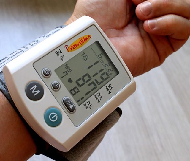 COVID-19 pode desestabilizar a pressão arterial em pacientes com hipertensão