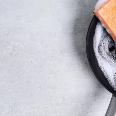 Esponja de cozinha pode não ser o jeito mais higiênico de lavar a louça, diz estudo