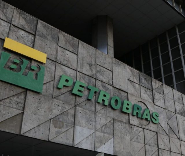 Petrobras reduz preço dos combustíveis após mudança na política de paridade internacional