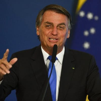 Aos diplomatas estrangeiros, Bolsonaro repete Guedes: ‘O Brasil está voando’