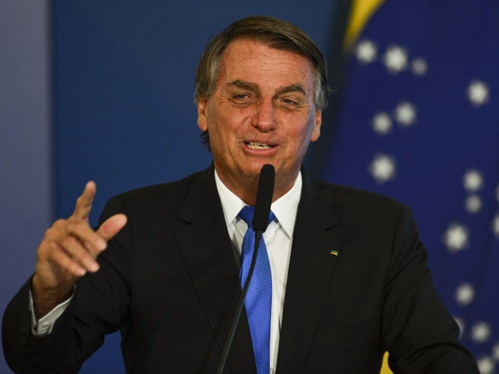 Aos diplomatas estrangeiros, Bolsonaro repete Guedes: ‘O Brasil está voando’