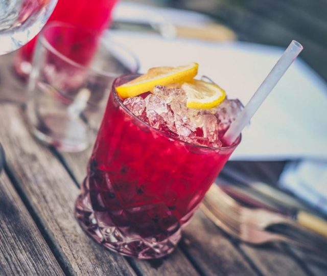 Beber com moderação pode reduzir o risco de doenças cardíacas, diz estudo