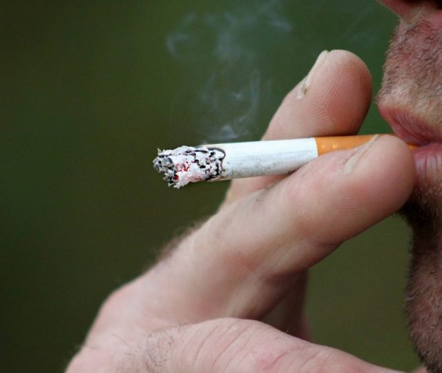 Uso de máscara piora os efeitos do cigarro no corpo humano, mostra estudo