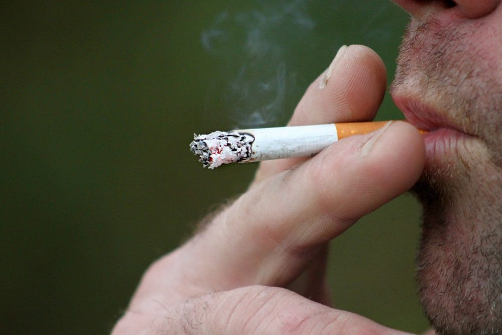 Fumo de terceira mão: como substâncias do cigarro ‘se agarram’ a objetos e fazem mal à saúde
