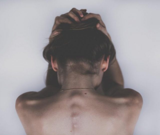 Cientistas identificam por que mulheres têm mais depressão e respondem pior aos tratamentos
