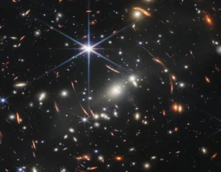 Pela 1ª vez, cientistas encontram sistema massivo e compacto de 3 estrelas
