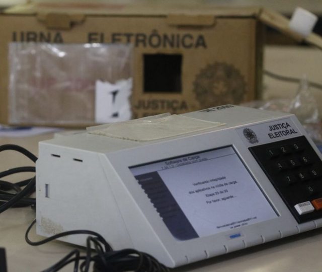 Em resposta a Bolsonaro, associação de delegados da PF defende urnas